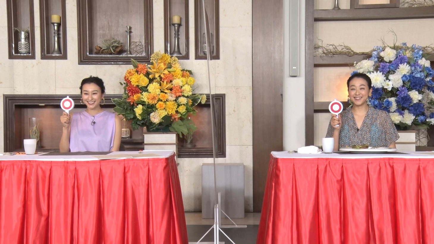 左から浅田舞、浅田真央。(c)日本テレビ