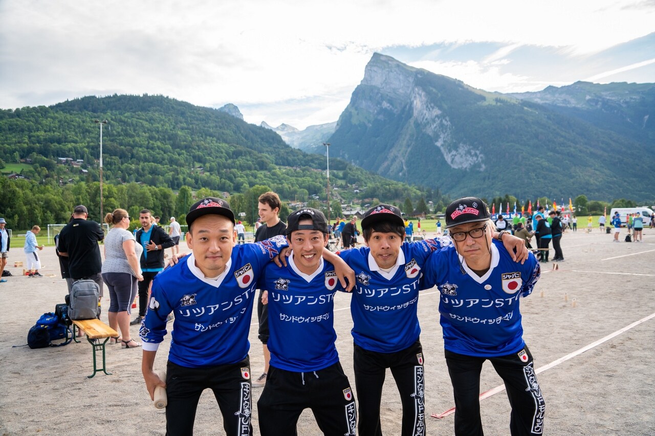 さらば青春の光・森田のモルックチーム「キングオブモルック」。(c)イシヅカマコト