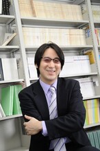 サンキュータツオ