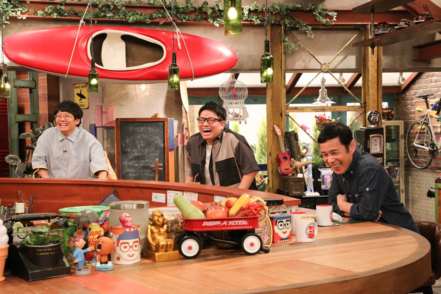 （左から）ミキ、ナインティナイン岡村。(c)関西テレビ