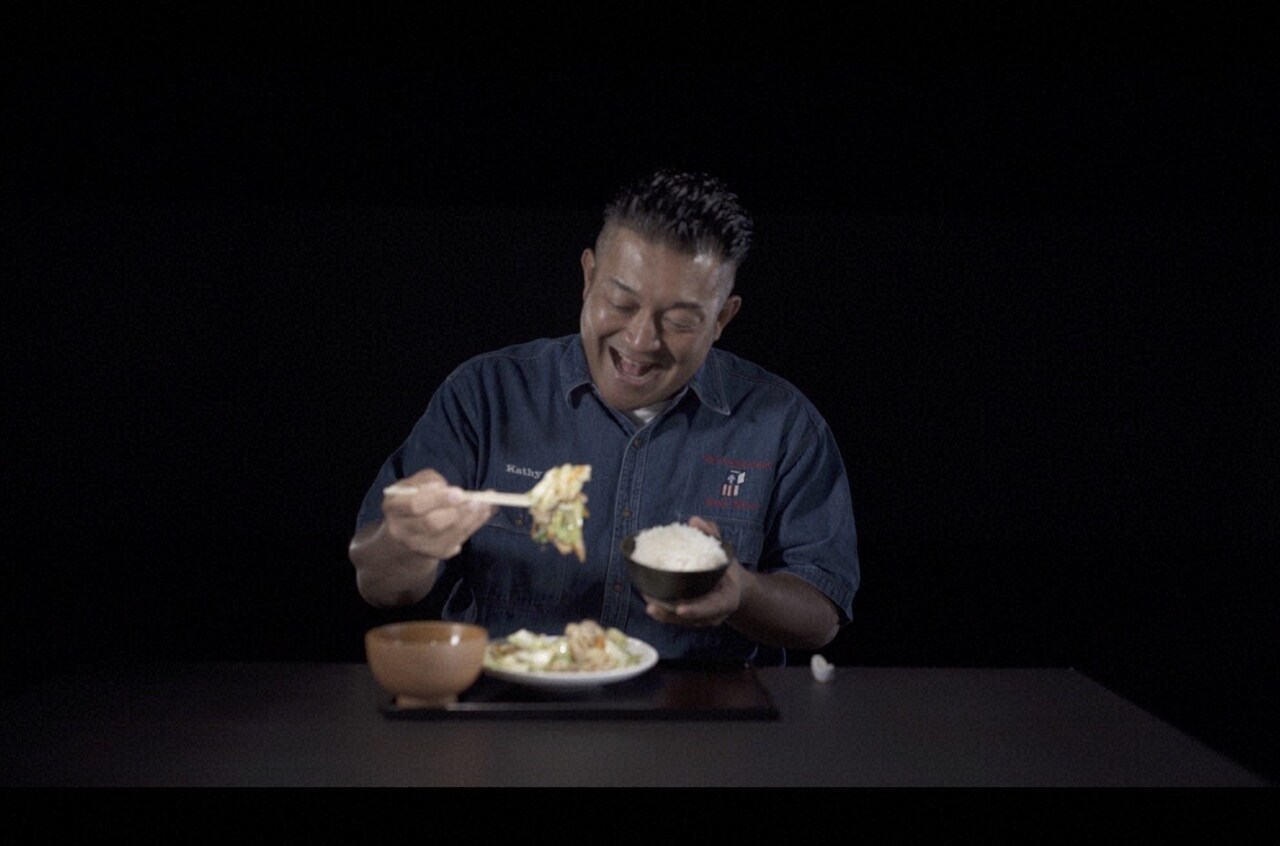 山口智充が大好物をひたすらおいしそうに食べる、深夜の“飯テロ番組”