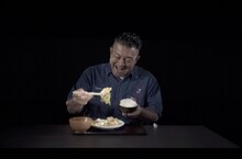 「フィンク 深夜めしジャッジ」に出演する山口智充。(c)テレビ朝日