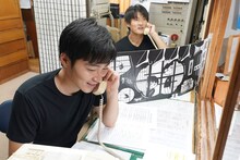 受付で予約電話に対応するジャルジャル。