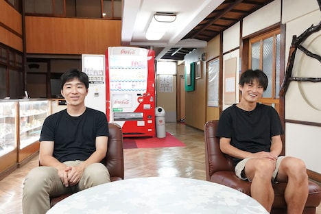 生配信を終えて感想を語るジャルジャル。