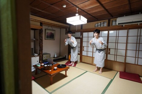 泊りがけでネタの練習をするお笑いコンビ・タッチワゴン。