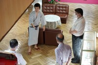 従業員を集めてアドバイスする角刈り男。