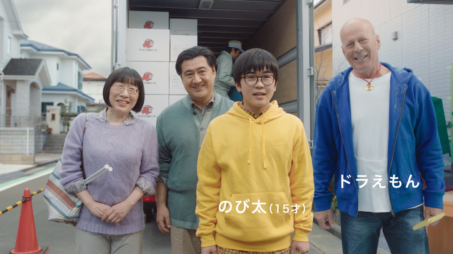 「のび太登場」編に出演する阿佐ヶ谷姉妹・江里子（左端）。