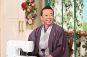 「徹子の部屋」に自前のミシンを持ち込み、マスクを作る林家たい平。(c)テレビ朝日