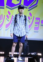 「たぶん今お笑いライブに向かっている若手漫才師」に扮するGAG福井。