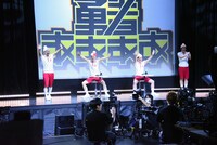 ステージ上は2011年、「ピラメキーノ」人気が絶頂だった頃にタイムスリップ。