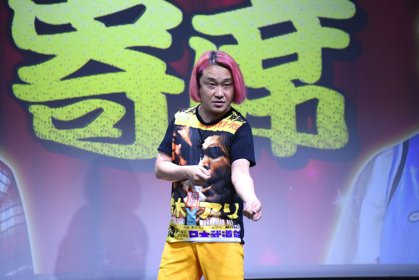10年前のネタ「家出少女をホースで洗う人」を披露する永野。