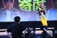 永野によって甚大な被害を受けるラブレターズ溜口（手前）。