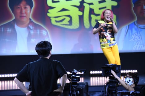 永野によって甚大な被害を受けるラブレターズ溜口（手前）。