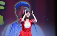 「マル・マル・モリ・モリ！」を歌い踊る園山真希絵。