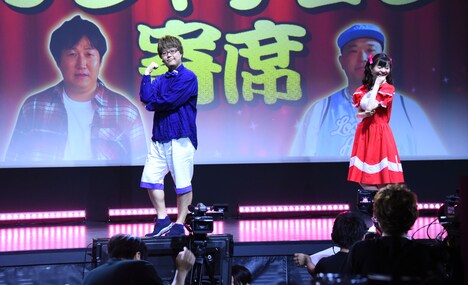 2011年リリースの「マル・マル・モリ・モリ！」を披露する古川洋平（左）と園山真希絵（右）。