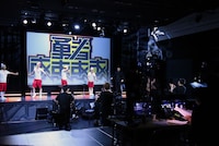 レッドシアターズのメンバーによる「風になりたい」にフロアのアルピーらは総立ちで喝采。