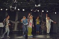 エンディングで踊る一同。