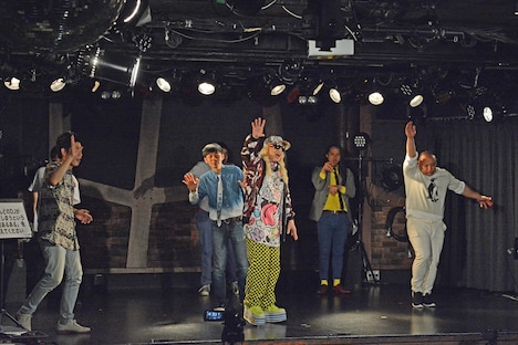 エンディングで踊る一同。