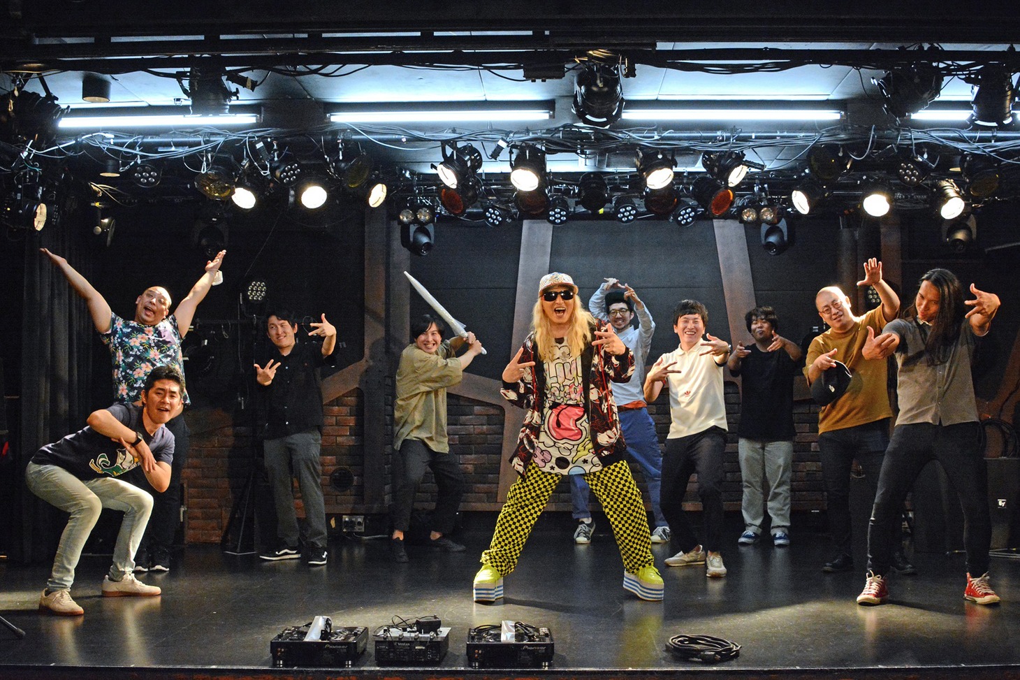 「DJ KOO寄席」の出演者たち。