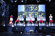 前列左からラブレターズ、ペンギンズ・ノブオ、アルコ＆ピース。後列左からGO！皆川、プルーツポンチ村上、しずる池田、はんにゃ金田、しずる村上、はんにゃ川島、フルーツポンチ亘。