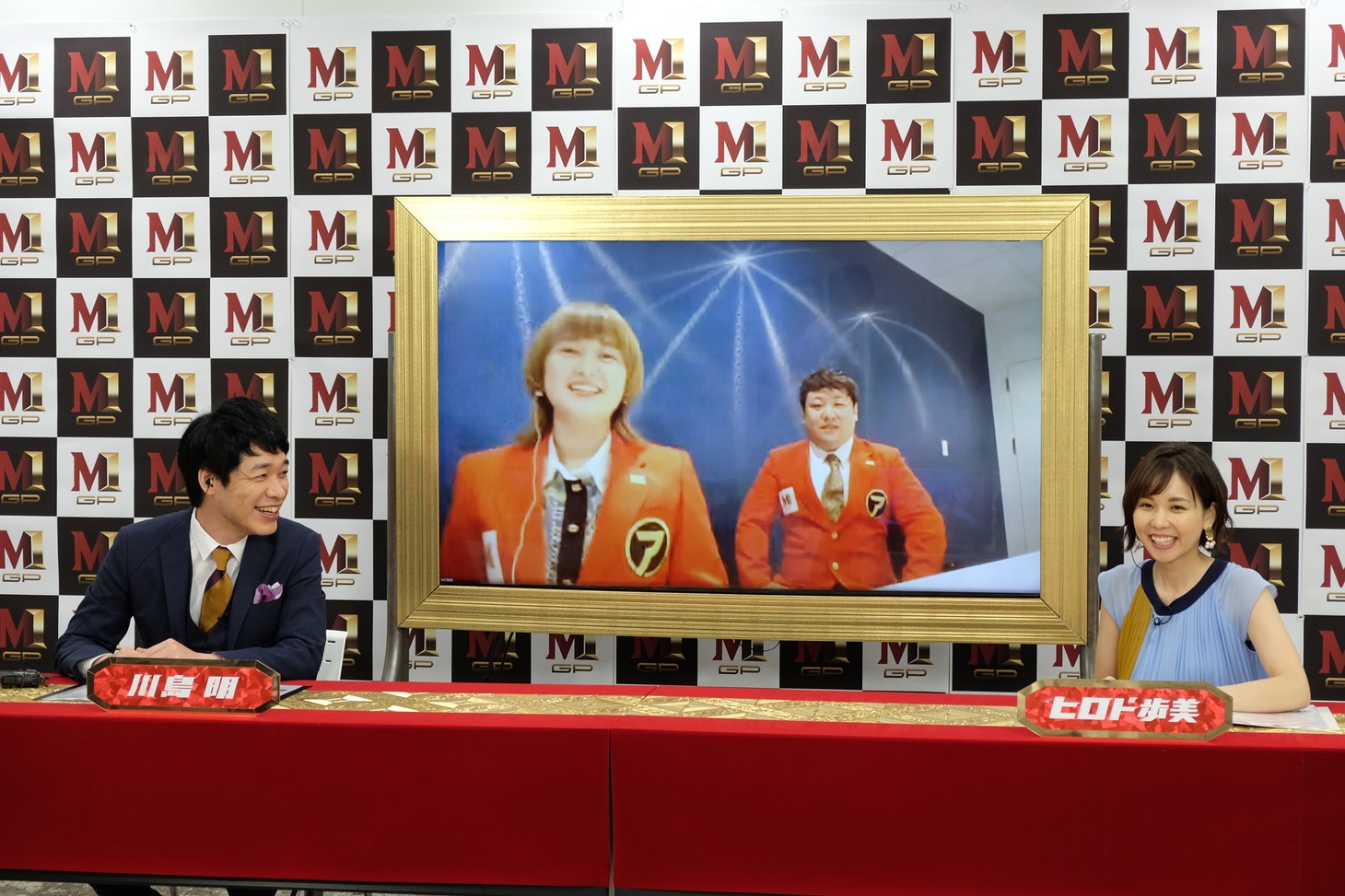 「M-1グランプリ2019」べストアマチュア賞に選ばれたラランド（中央）がリモート出演する場面。(c)ABCテレビ