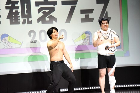 「ざまあ~!」と視聴者を挑発する野田クリスタル(左)と村上(右)。