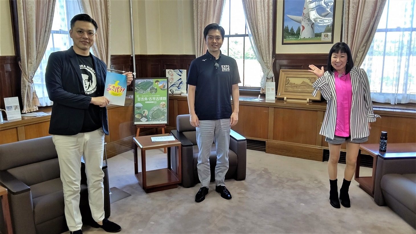 左から学天即・奥田、吉村洋文知事、ハイヒール・リンゴ。(c)読売テレビ
