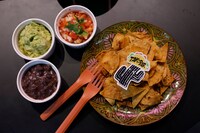 ComMunE ROOFTOP BARで提供される料理。