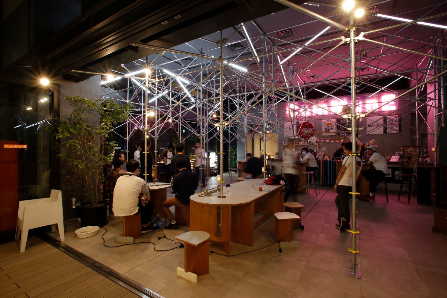 ComMunE ROOFTOP BARの外観。