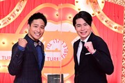 「歌ネタゴングSHOW 爆笑！ターンテーブル」MCの桐山照史（左）と平成ノブシコブシ吉村（右）。(c)TBS