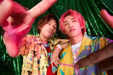 EXIEEE夏の新作アイテムを着用するEXIT。