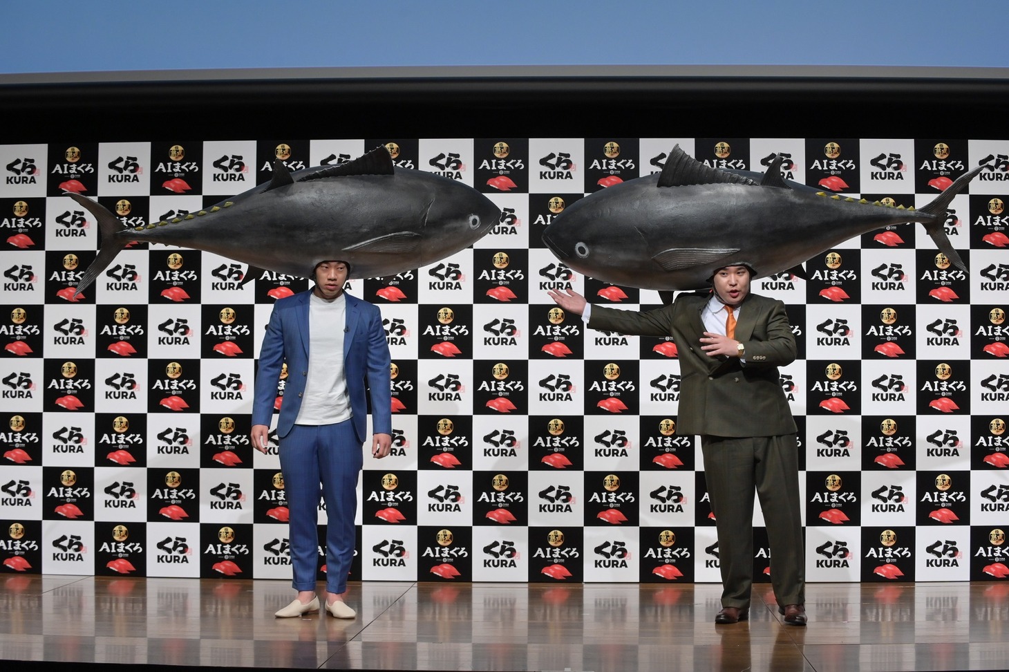 「くら寿司」オンライン新商品発表会に登壇したミルクボーイ。