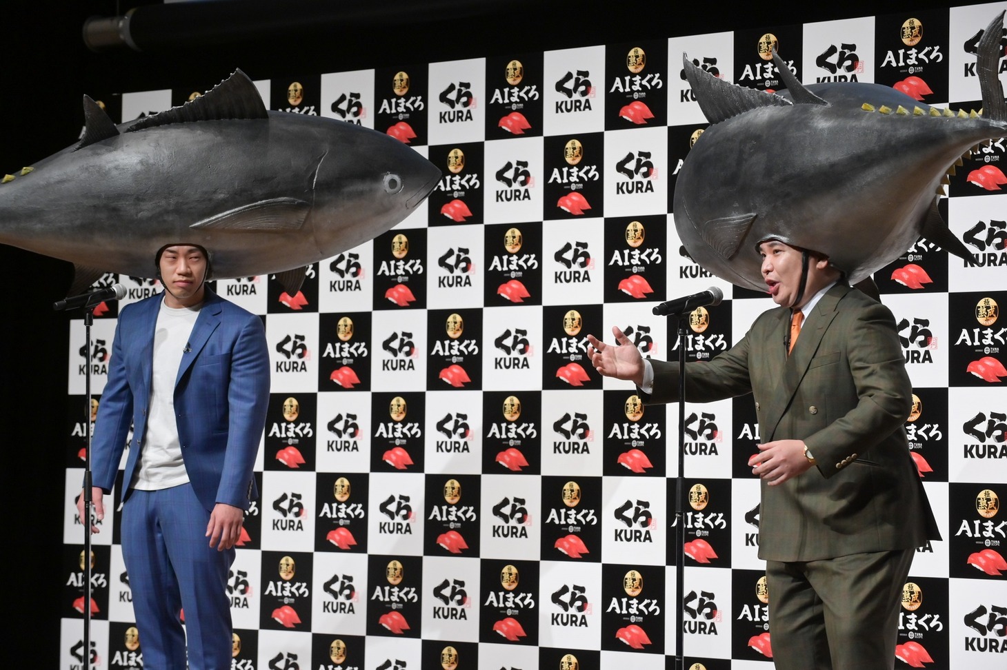 「くら寿司」を題材にした漫才を披露するミルクボーイ。