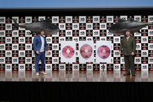 マグロの尾の断面を見るミルクボーイ。