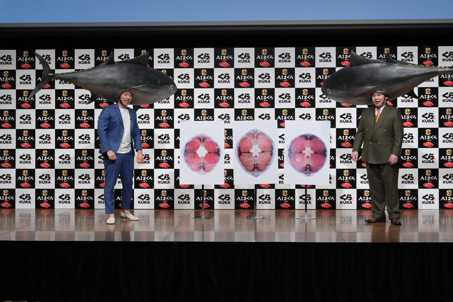 マグロの尾の断面を見るミルクボーイ。