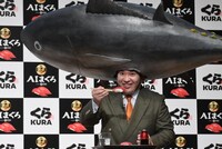 マグロの寿司を食べるミルクボーイ内海。