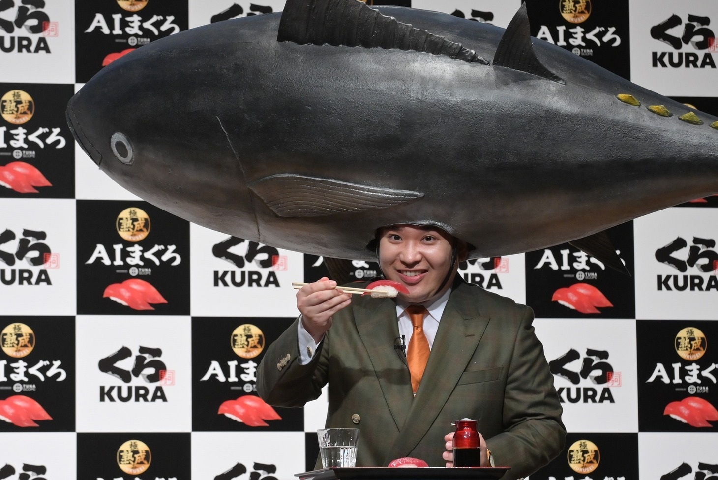 マグロの寿司を食べるミルクボーイ内海。