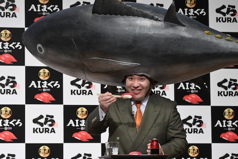 マグロの寿司を食べるミルクボーイ内海。