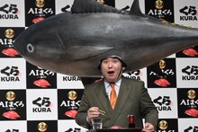 マグロの寿司を食べるミルクボーイ内海。