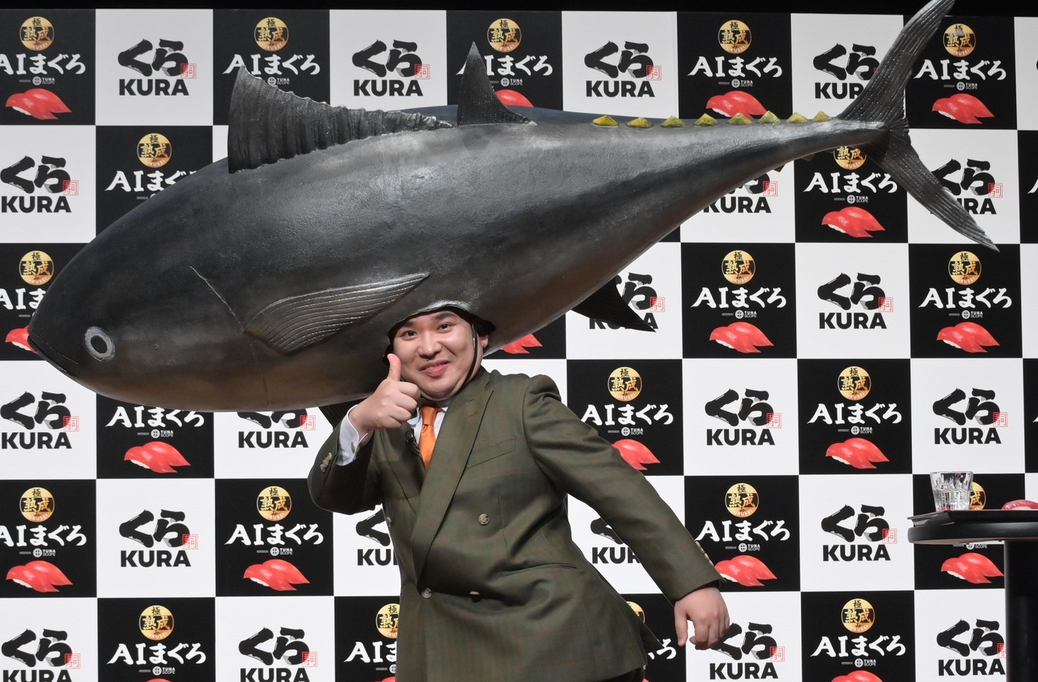 寿司のおいしさをジェスチャーで表現するミルクボーイ内海。