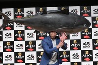 「ツナ」を手で表現するミルクボーイ駒場。