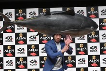 「ツナ」を手で表現するミルクボーイ駒場。