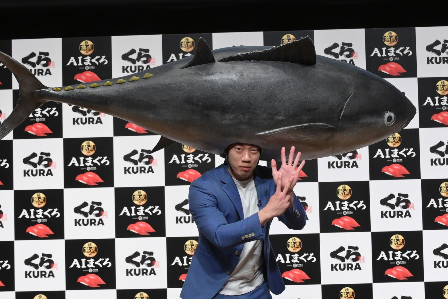 「ツナ」を手で表現するミルクボーイ駒場。