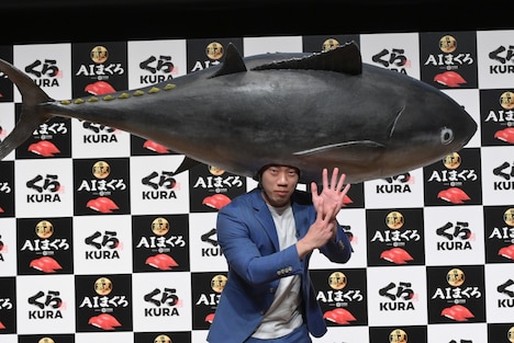 「ツナ」を手で表現するミルクボーイ駒場。