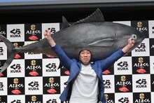 寿司のおいしさをジェスチャーで表現するミルクボーイ駒場。