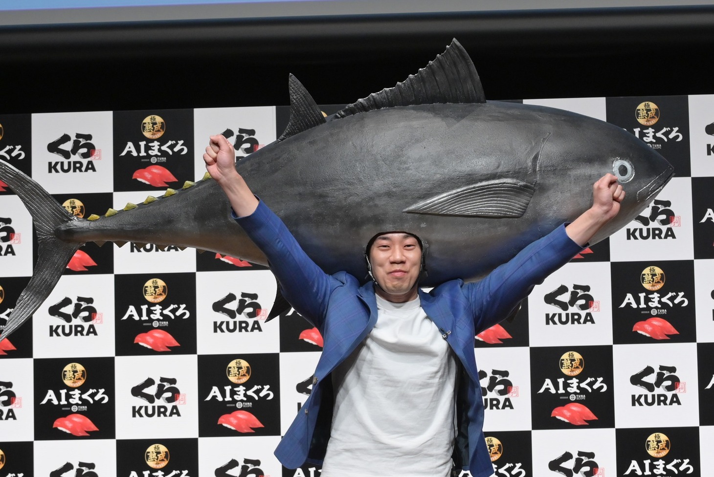 寿司のおいしさをジェスチャーで表現するミルクボーイ駒場。