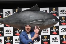 「ツナ」を手で表現するミルクボーイ駒場。