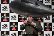 マグロの寿司を食べるミルクボーイ内海。
