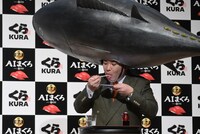 マグロの寿司を食べるミルクボーイ内海。