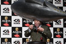 マグロの寿司を食べるミルクボーイ内海。